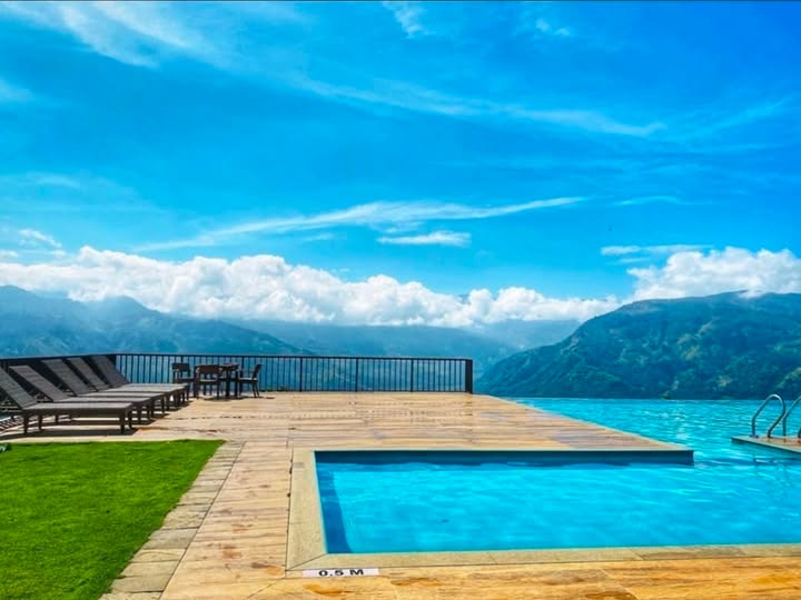 Infinity pool over the misty mountains at Marabedda Gardens Resort